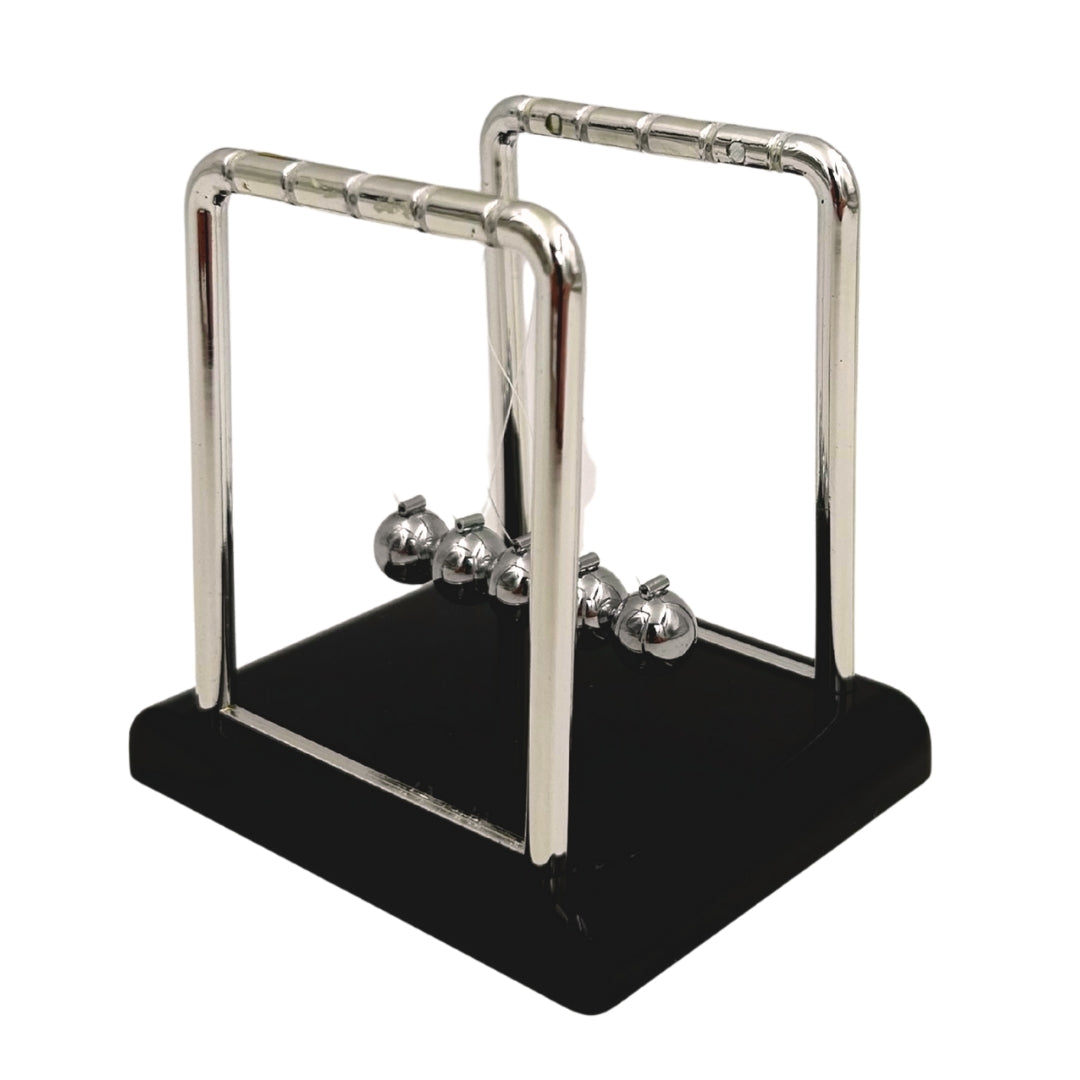 Pendul cu bile Newton cu gravură – gadget antistres elegant pentru birou, ideal pentru cadou – înălțime 9 cm, bile din oțel, design minimalist