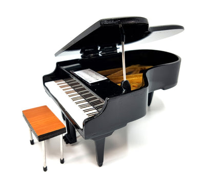 Mini pian cu posibilitate de personalizare prin gravură, negru, realizat manual din lemn de balsa, scara 1:10, ideal pentru cadou pentru pianiști și iubitori de muzică, înălțime 8 cm