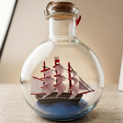 Navă în sticlă Rafandynka cu posibilitate de personalizare prin gravură – decorațiune marină clasică de 8,5 cm, cadou pentru pasionații de navigație