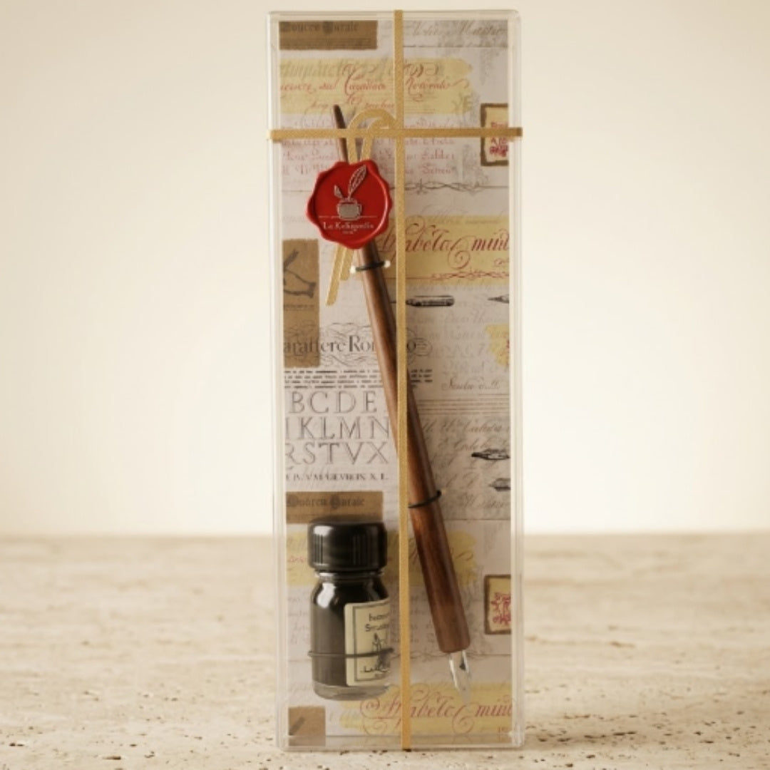 Set elegant pentru caligrafie, cu stilou din lemn și cerneală neagră, posibilitate de personalizare prin gravură, ideal ca dar pentru iubitorii artei scrisului, în ambalaj decorativ 7,5 x 22 x 3 cm