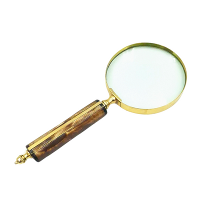 Lupă MFM în ramă de alamă, cu mâner din os, mărire 3.5x, personalizare prin gravură, ideală ca cadou pentru colecționar, culoare auriu și alb/crem, dimensiuni 10 x 23 x 1.9 cm