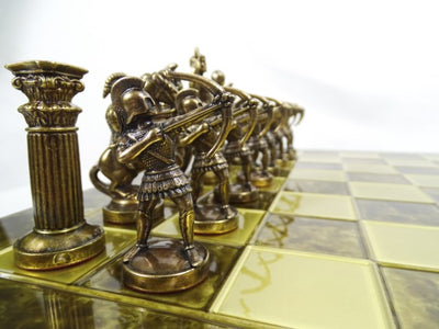 Șah din alamă Arcași 44x44cm, cu posibilitate de personalizare prin gravură - cadou de lux pentru pasionații de mitologie și strategie, piese realizate manual de înaltă calitate