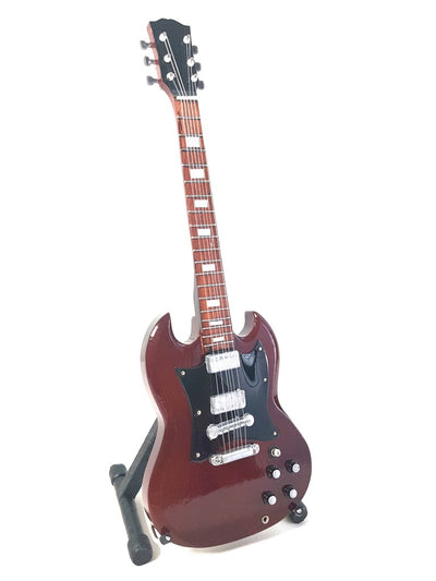 Mini chitară AC/DC Angus Young MGT-0567 cu posibilitate de personalizare prin gravură, ideală pentru cadou, realizată manual din lemn de mahon, maro, înălțime 27,5 cm