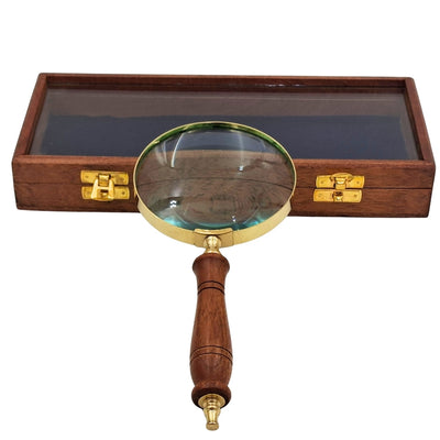 Lupă cu mâner din lemn și finisaj din alamă, în cutie elegantă cu capac din sticlă - cadou ideal, cu posibilitate de gravare - dimensiuni 23 x 10 cm, materiale naturale