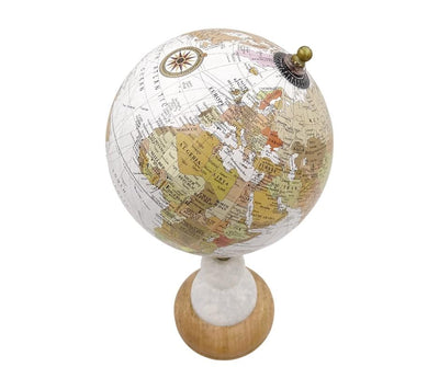 Glob decorativ Voyager pe bază din marmură și lemn, cu opțiune de personalizare prin gravură – cadou elegant pentru iubitorii de călătorii, înălțime 32 cm, diametru 15,5 cm, hartă albă cu continente colorate
