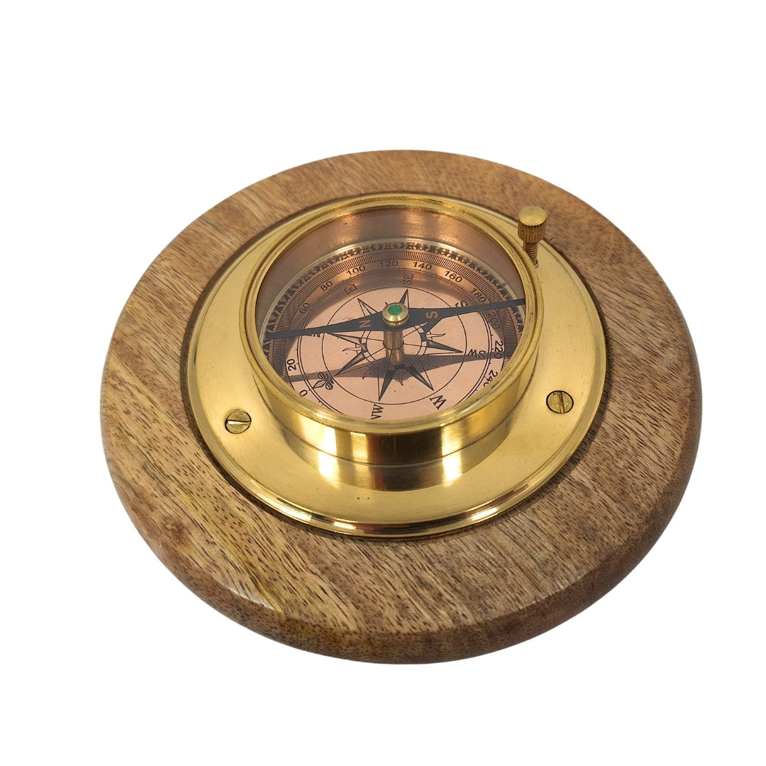 Busolă decorativă elegantă cu finisaj din alamă, gravură personalizată, 15 cm, ideală ca dar pentru pasionații de călătorii, realizată din lemn și sticlă