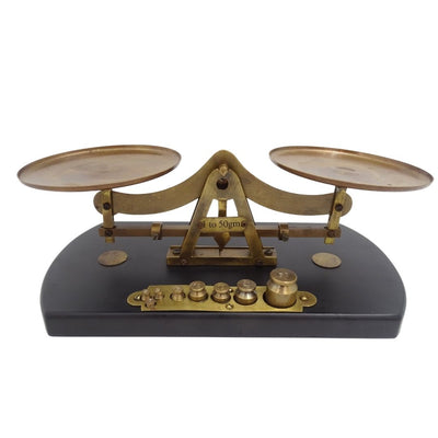 Balanță retro WSB7 din alamă pe bază din lemn, cu gravură personalizată – cadou ideal cu 8 greutăți (1g, 2g, 5g, 10g, 20g, 50g) – înălțime 10cm, lungime 25,5cm