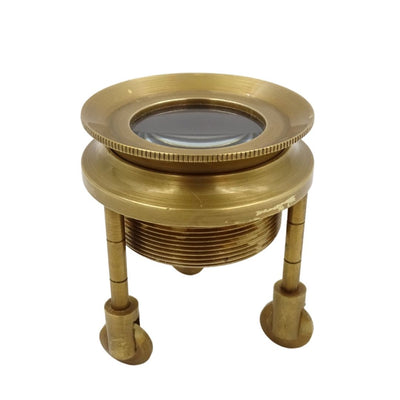 Lupă pe trepied MAG-0015 cu carcasă din alamă, culoare aurie, posibilitate de personalizare prin gravură, ideală drept cadou pentru bijutieri și filateliști, înălțime 7 cm, mărire x3