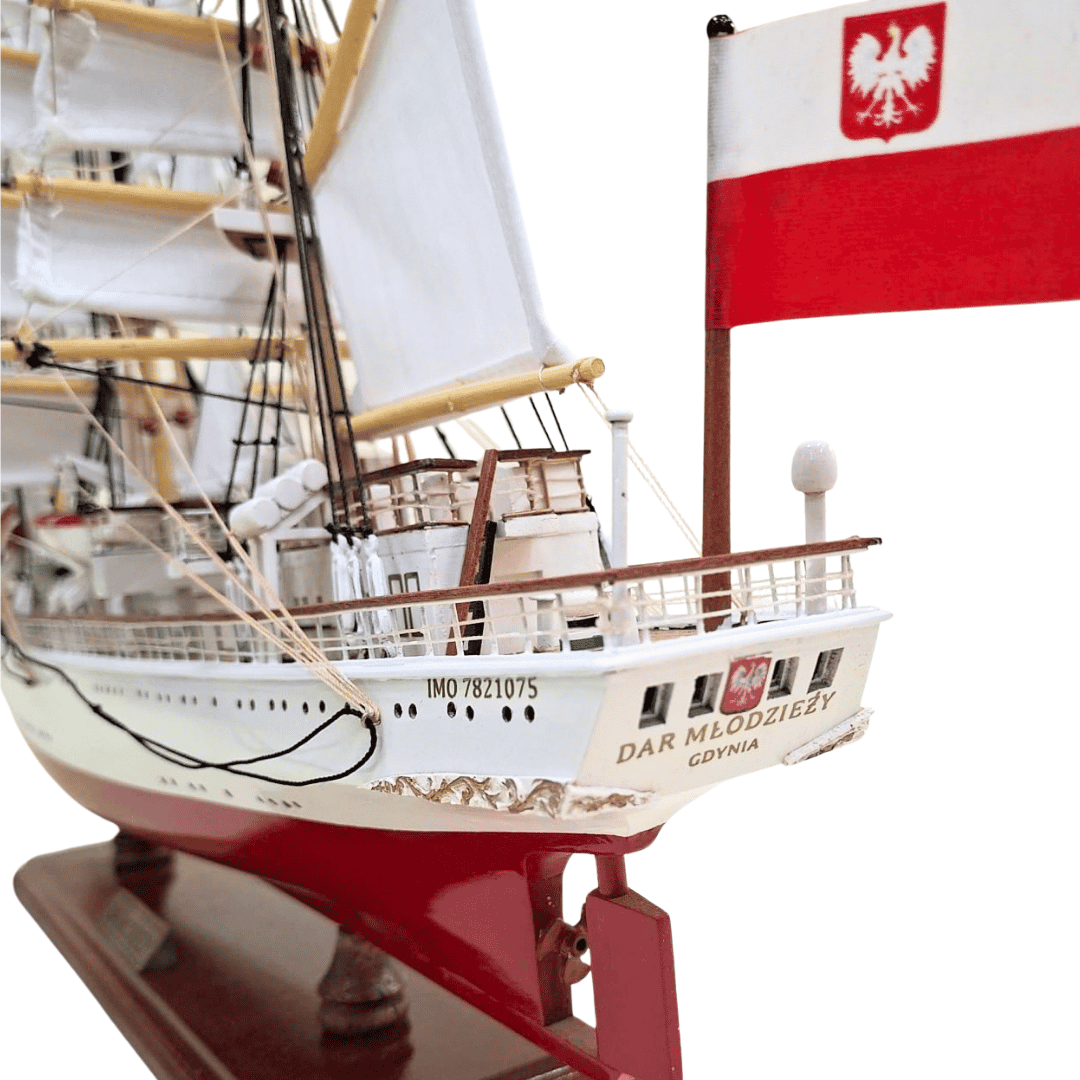Model exclusiv al velierului Dar Młodzieży XXL 71 cm, posibilitate de personalizare prin gravură