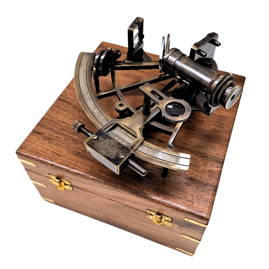 Sextant din alamă cu gravură, în cutie din lemn