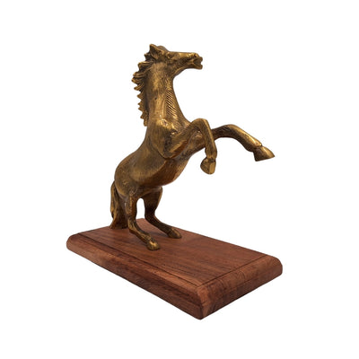 Figurka konia aluminiowa na drewnianej podstawie z możliwością personalizacji grawerem - elegancki prezent w kolorze złotym i brązowym, wysokość 27.5 cm