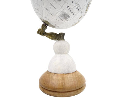 Glob decorativ Voyager pe bază din marmură și lemn, cu opțiune de personalizare prin gravură – cadou elegant pentru iubitorii de călătorii, înălțime 32 cm, diametru 15,5 cm, hartă albă cu continente colorate