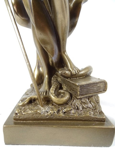 Figurka Temida 35 cm z możliwością personalizacji grawerem - elegancki prezent dla prawnika, sędziego lub radcy prawnego, wykonana z polyresinu w złotym kolorze z antycznym wykończeniem