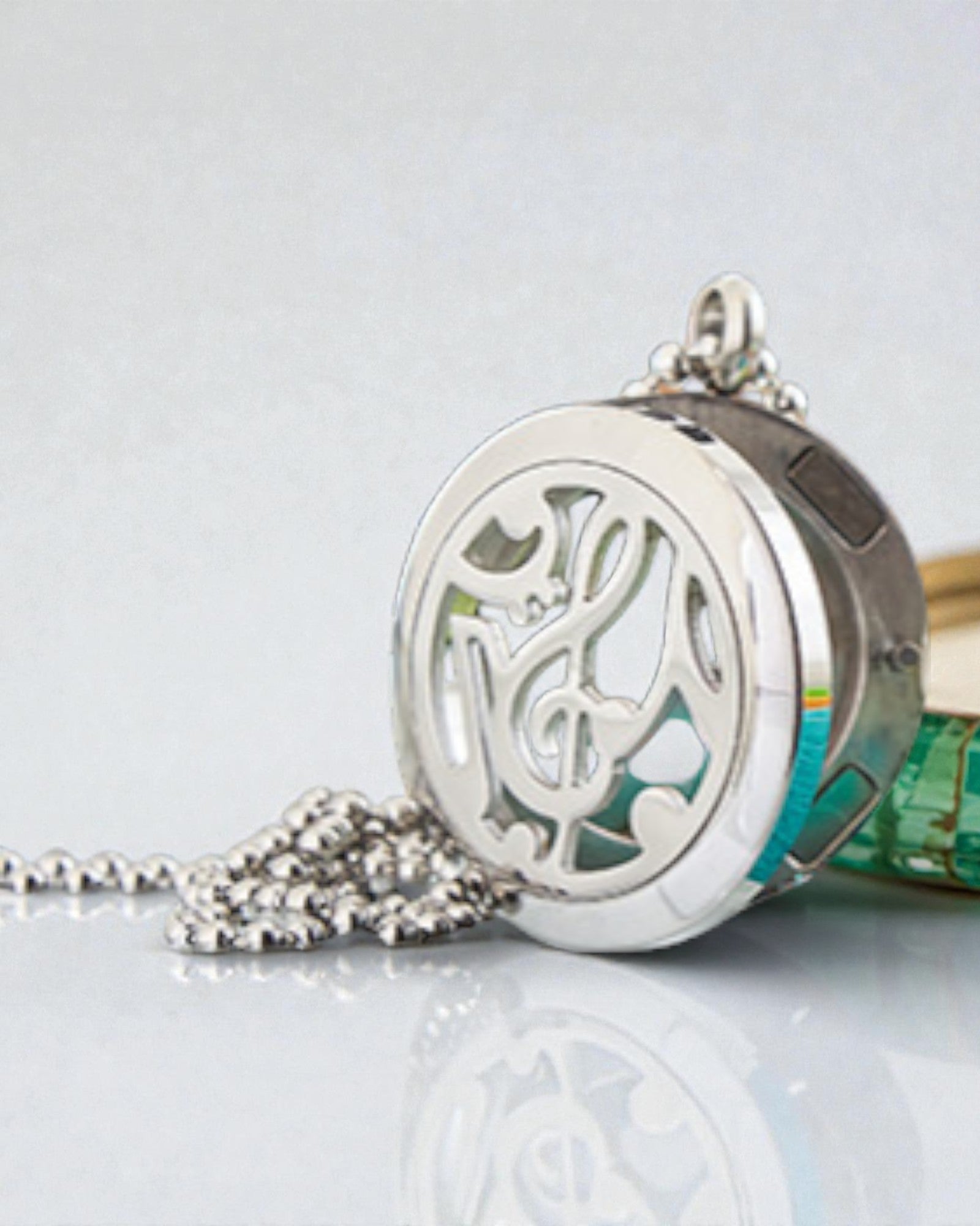 Simfonia miresmei – Colier terapeutic cu aromă, cu motiv de note muzicale 25 mm