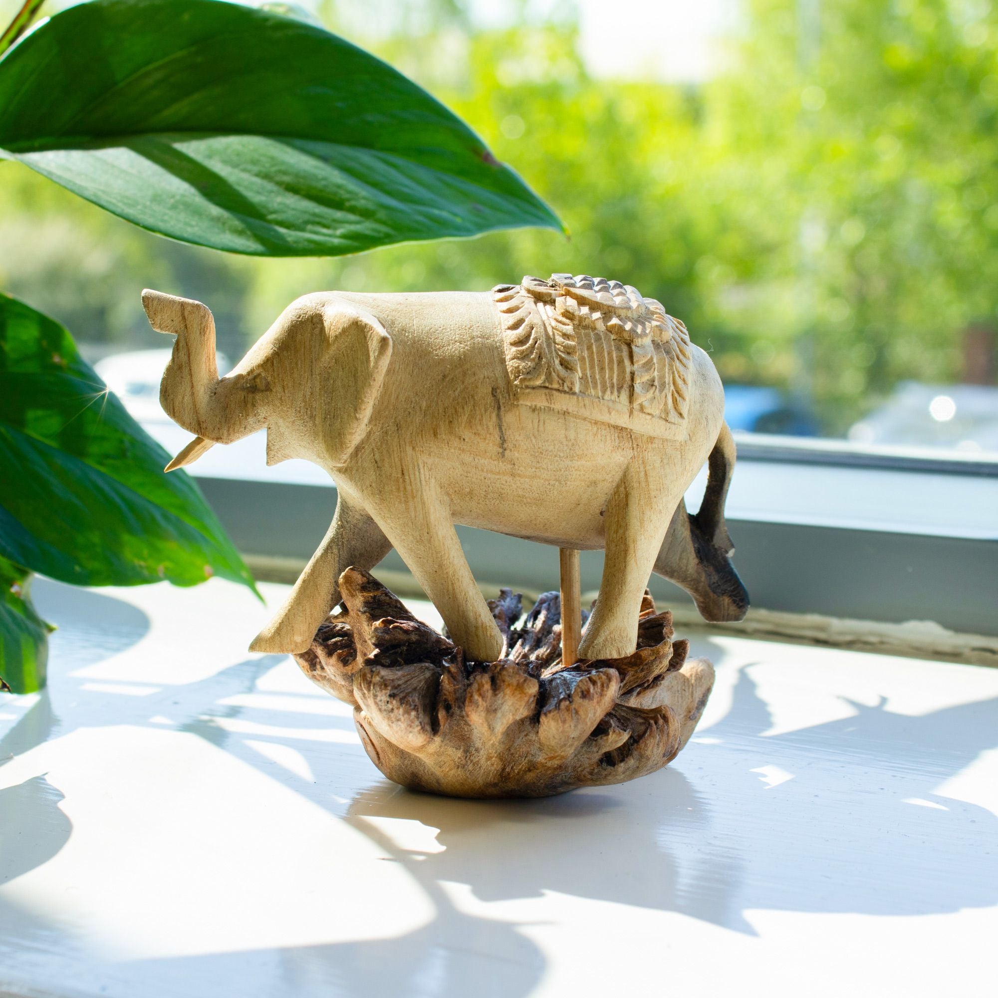 Figurină de elefant sculptată manual din lemn parazitar