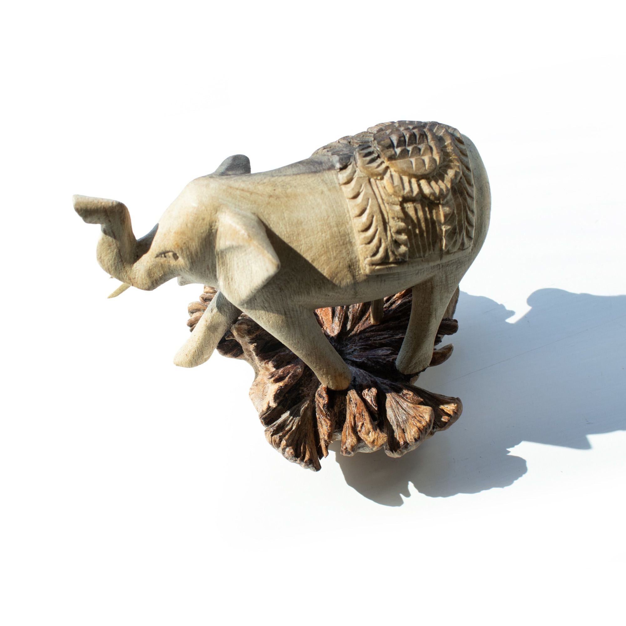 Figurină de elefant sculptată manual din lemn parazitar