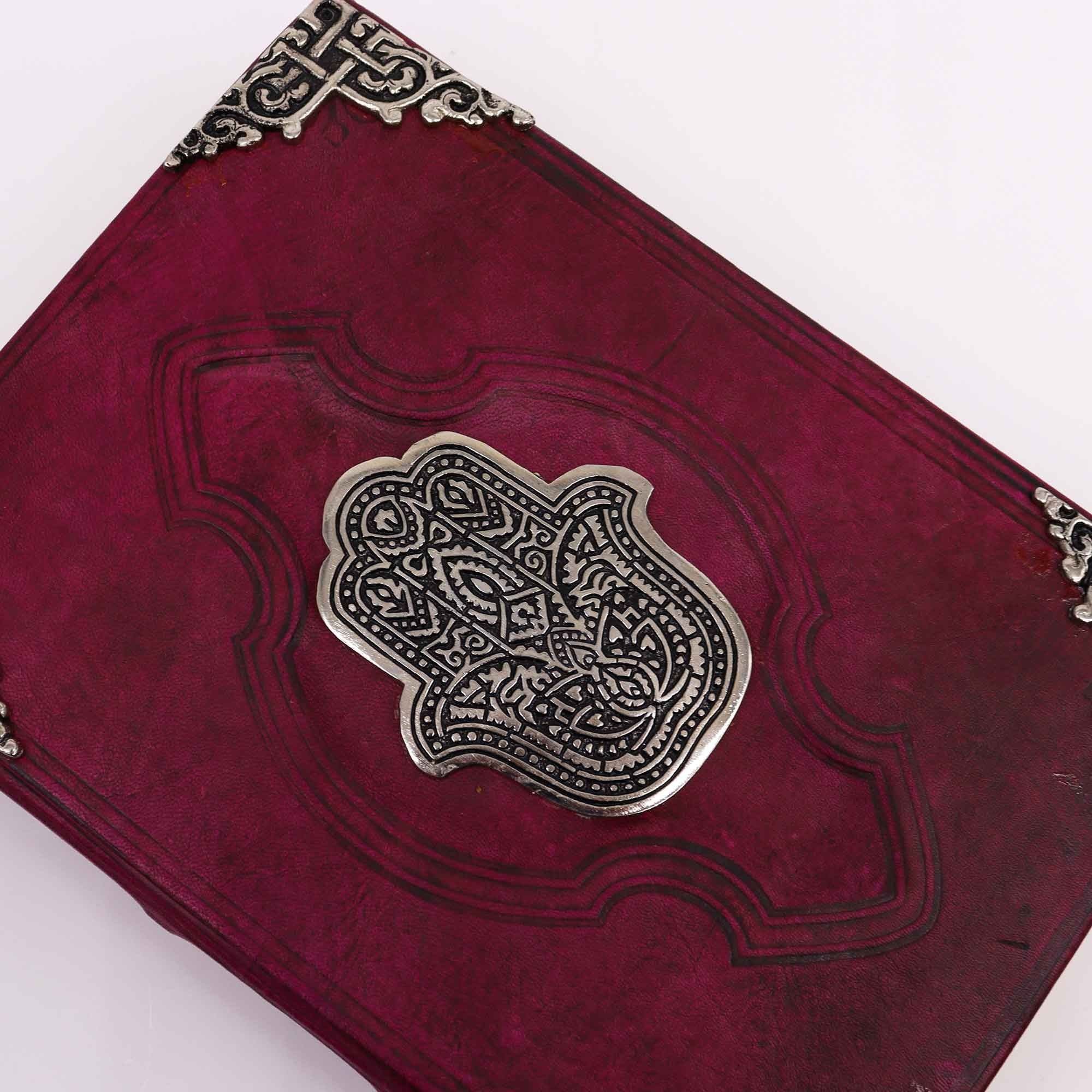 Carte Hefty roșu cafeniu cu decorațiune Hamsa