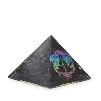 Piramidă orgonitică mică din turmalină neagră 5.5x4.5cm cu motiv Buddha al chakrelor
