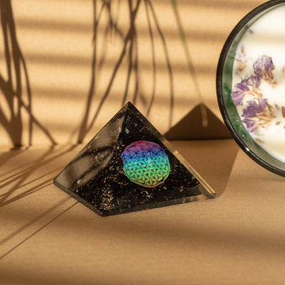 Piramida Orgone z Czarnego Tourmalinu 5.5x4.5cm z Kwiatem Życia