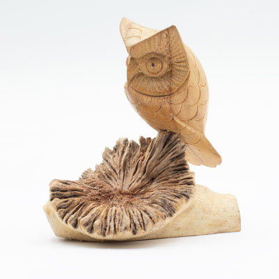 Sculptură de bufniță realizată manual din excrescență lemnoasă - figurină unică pentru cadou, înălțime 11 cm, nuanțe naturale din Indonezia
