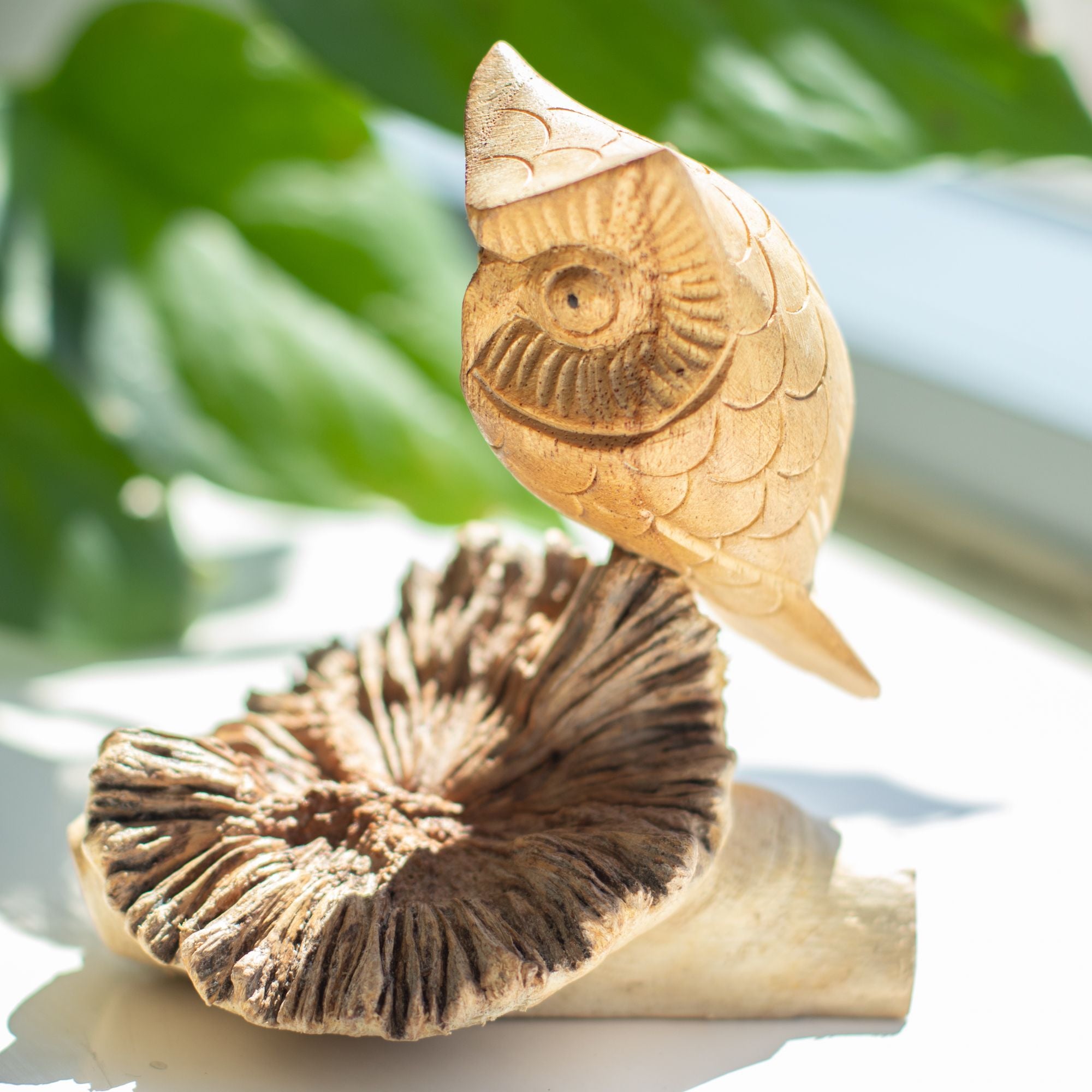 Sculptură de bufniță realizată manual din excrescență lemnoasă - figurină unică pentru cadou, înălțime 11 cm, nuanțe naturale din Indonezia