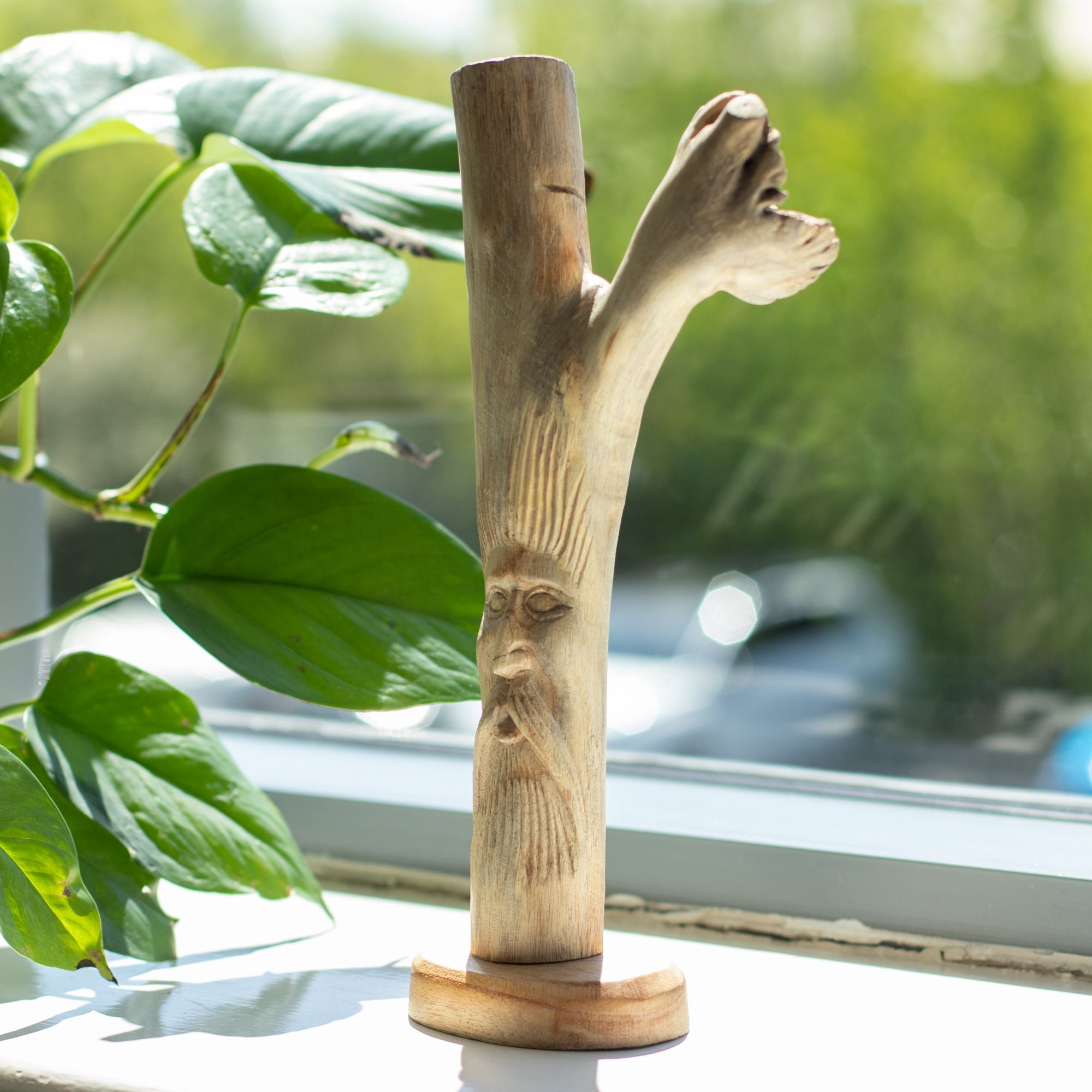 Figurină a Omului Verde sculptată manual din lemn parazitar