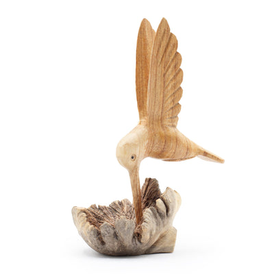 Sculptură realizată manual cu un colibri care bea nectar dintr-o excrescență lemnoasă