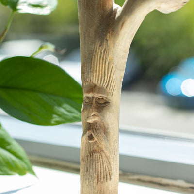 Figurină a Omului Verde sculptată manual din lemn parazitar