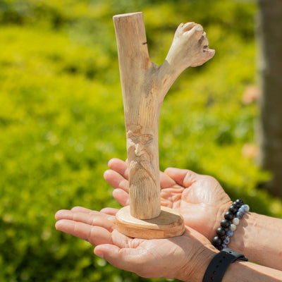 Figurină a Omului Verde sculptată manual din lemn parazitar