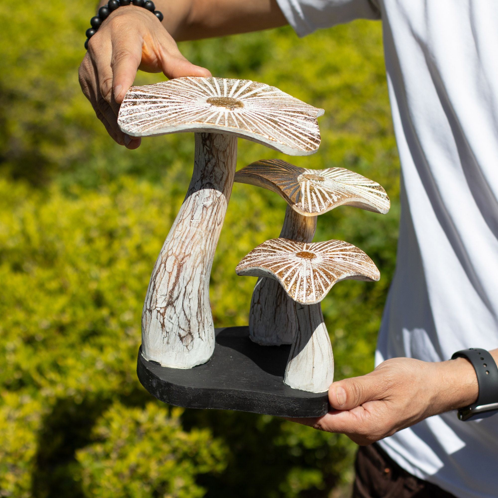 Figură artistică de ciupercă aurie 25 cm, cu finisaj alb și detalii aurii - cadou unic din lemn de albasia pentru interioare în stil boho și natural