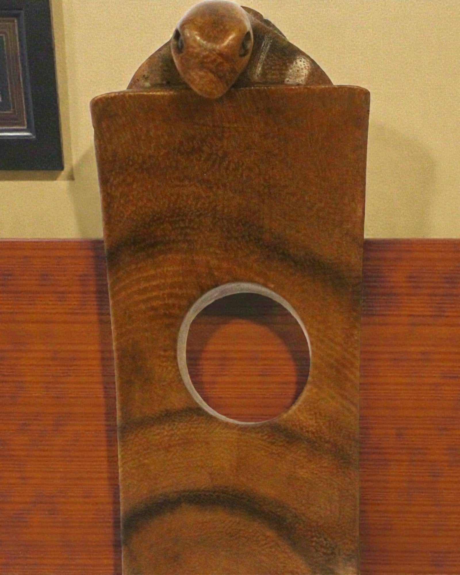 Tortu Balance – suport de vin cu echilibrare, cioplit manual, în formă de broască țestoasă