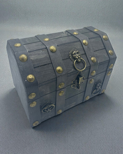 Arca căutătorului de comori – Cutie mare, gri, de epocă, cu ferecături metalice