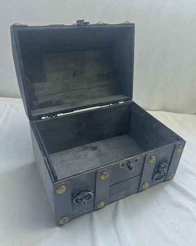 Arca căutătorului de comori – Cutie mare, gri, de epocă, cu ferecături metalice