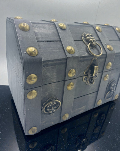 Arca căutătorului de comori – Cutie mare, gri, de epocă, cu ferecături metalice