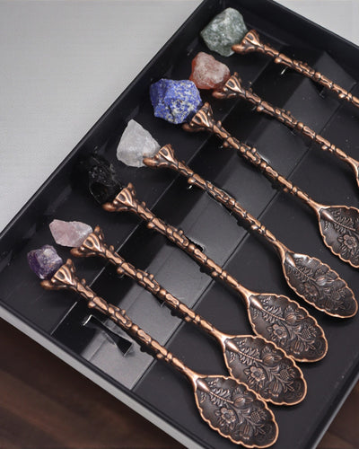 Arcana Aurea – Trusă cu 7 lingurițe maro ale vrăjitoarei, cu pietre naturale