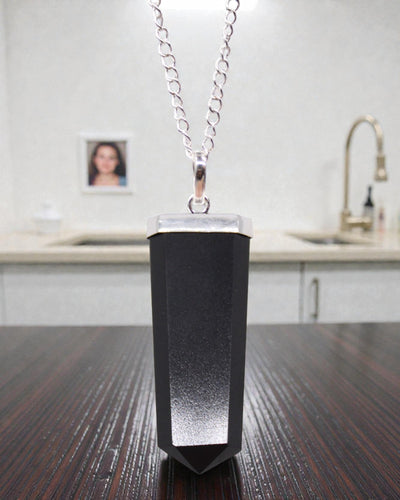 Obsidian Ray – Pandantiv plat din agat negru, cu șlefuire tip cristal