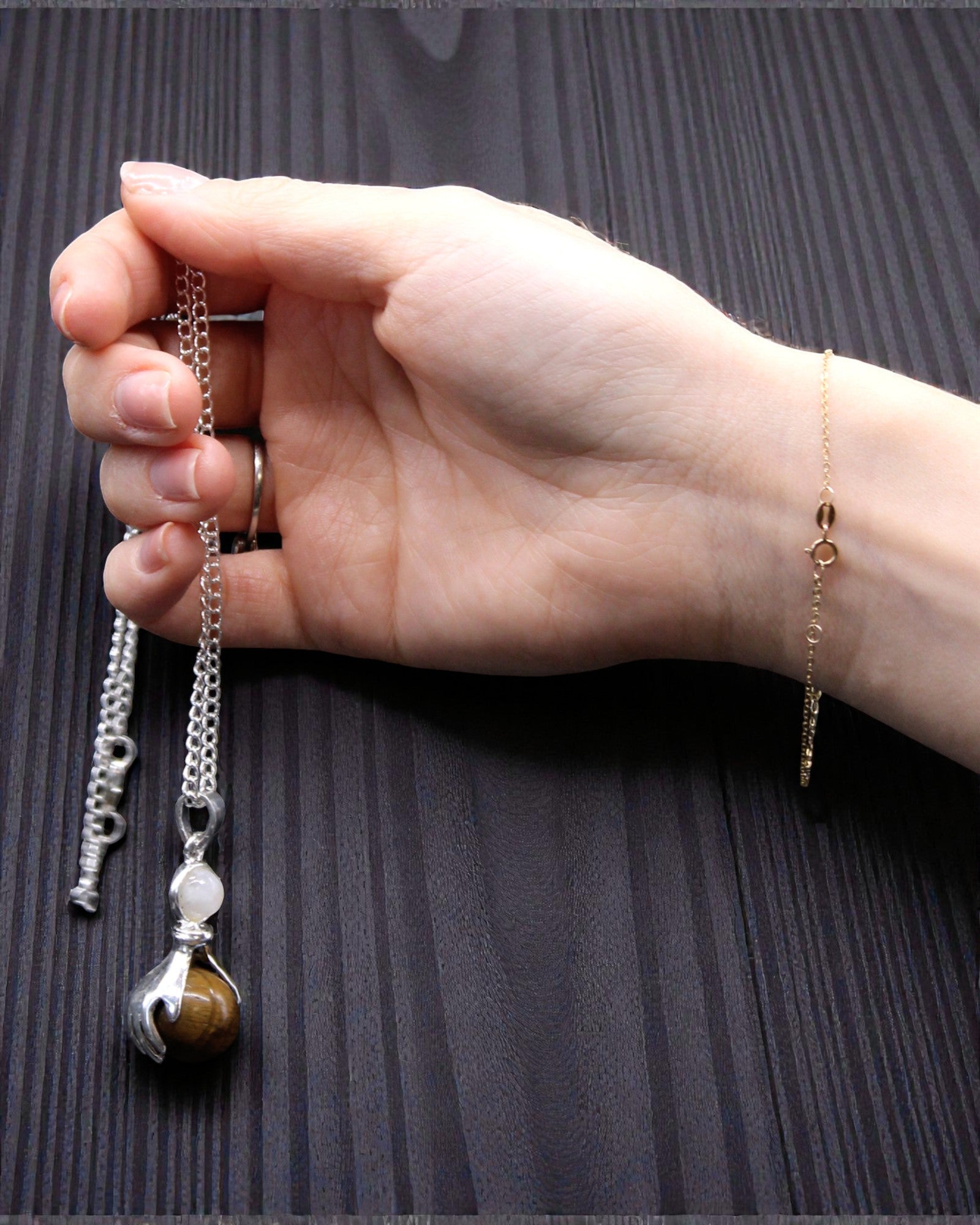 Mâini de cristal – pandantivul mâinilor vindecătoare din ochi de tigru