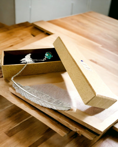 Semn de carte creativ în stil retro cu motiv de pană și fluture – Cadou promoțional elegant, culoare argintie/albastră