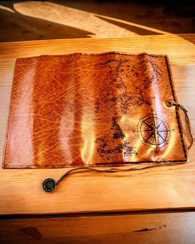 Pernă Retro din Piele Maro-închis cu Motiv de Hartă a Comorii - Geantă Elegantă pentru Depozitarea Comorilor de Scris