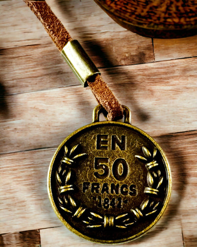 Pernă Retro din Piele Maro-închis cu Motiv de Hartă a Comorii - Geantă Elegantă pentru Depozitarea Comorilor de Scris