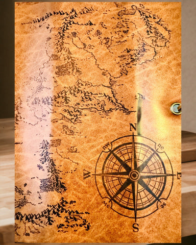 Pernă Retro din Piele Maro-închis cu Motiv de Hartă a Comorii - Geantă Elegantă pentru Depozitarea Comorilor de Scris