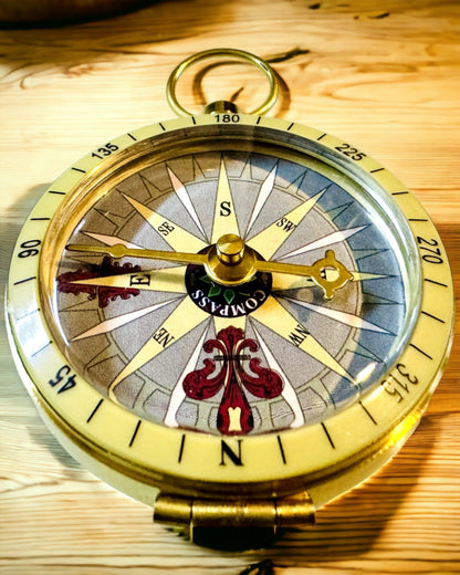 Busolă de Navigație în Stil Retro – Instrument Portabil și Precis pentru Determinarea Direcției pentru Călători și Exploratori. Gravură, personalizare.