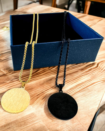 Pandantiv "Urban Elegance" – Medalion Rotund din Oțel Inoxidabil în Două Culori cu Posibilitate de Personalizare