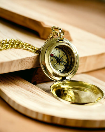 Compas de culoare aurie Aventură – Navigator Elegant al Descoperirilor