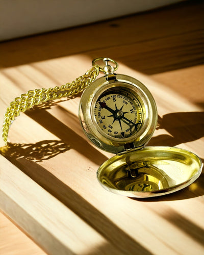 Compas de culoare aurie Aventură – Navigator Elegant al Descoperirilor
