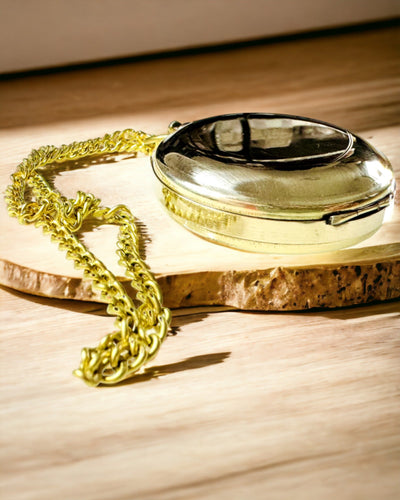 Compas de culoare aurie Aventură – Navigator Elegant al Descoperirilor