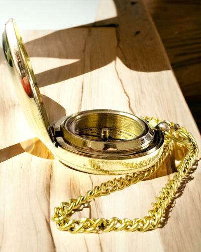 Compas de culoare aurie Aventură – Navigator Elegant al Descoperirilor