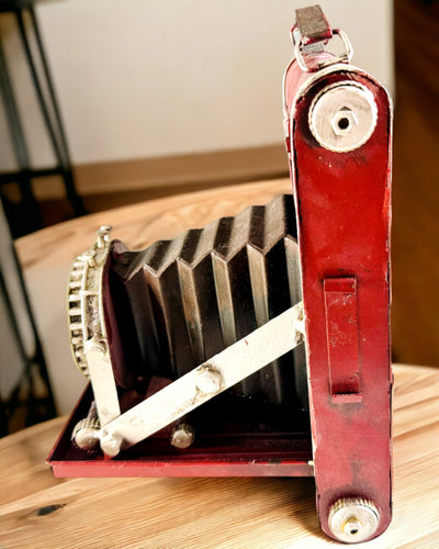 Vintage Vision: Cameră Decorativă Retro cu Opțiune de Gravare