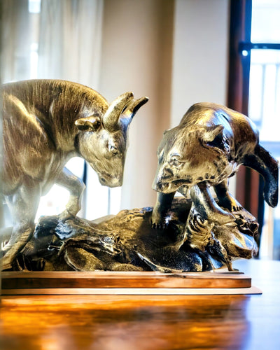 Sculptura „Cei doi rivali” - Taurul și Ursul - Simbolistica Pieței Financiare, Posibilitate de Gravare - culoare Cupru