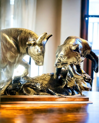 Sculptura „Cei doi rivali” - Taurul și Ursul - Simbolistica Pieței Financiare, Posibilitate de Gravare - culoare Cupru